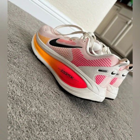 Women’s Nike Vomero 18 - Picture 3 of 5